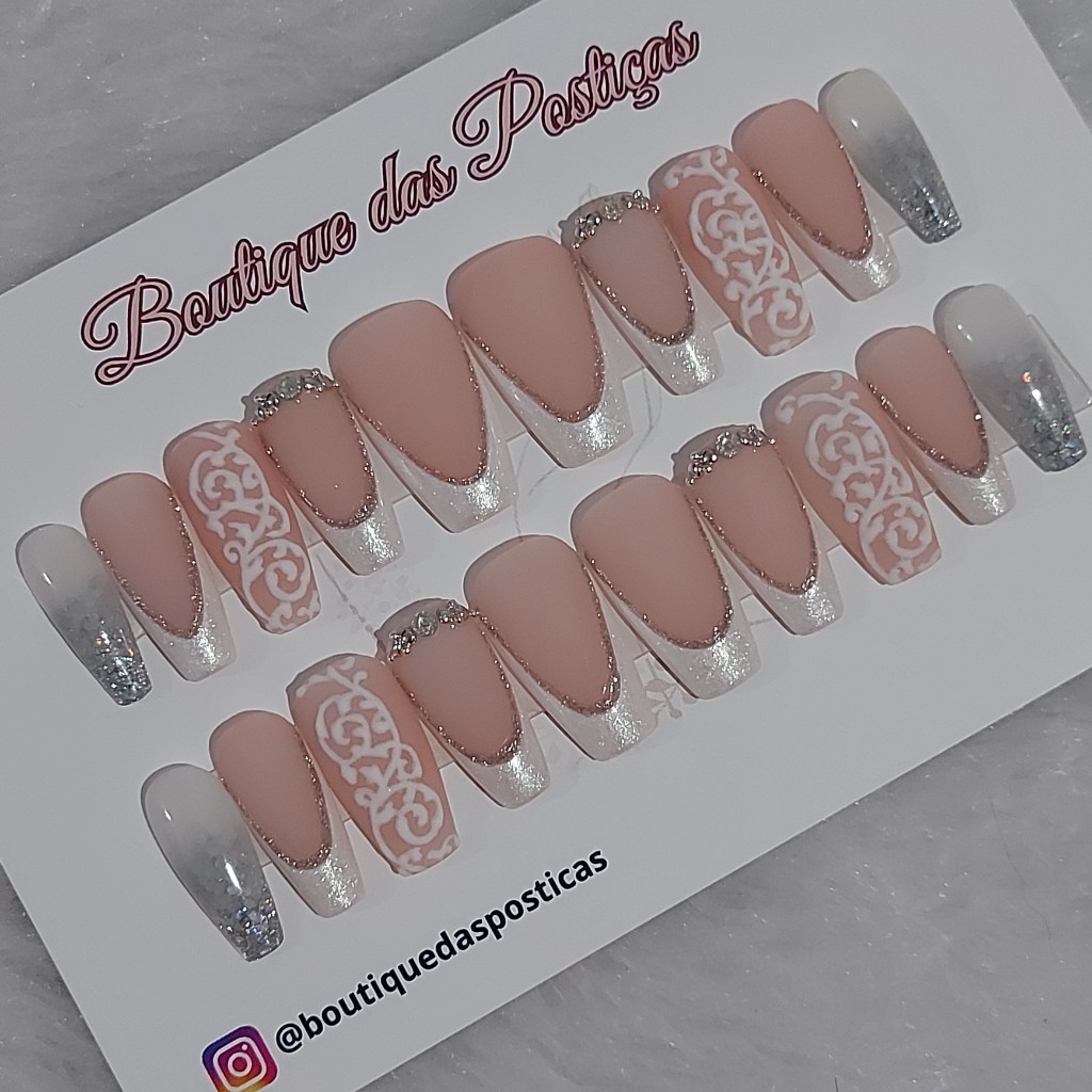 unhas posti&ccedil;as decoradas francesas com brilho prata