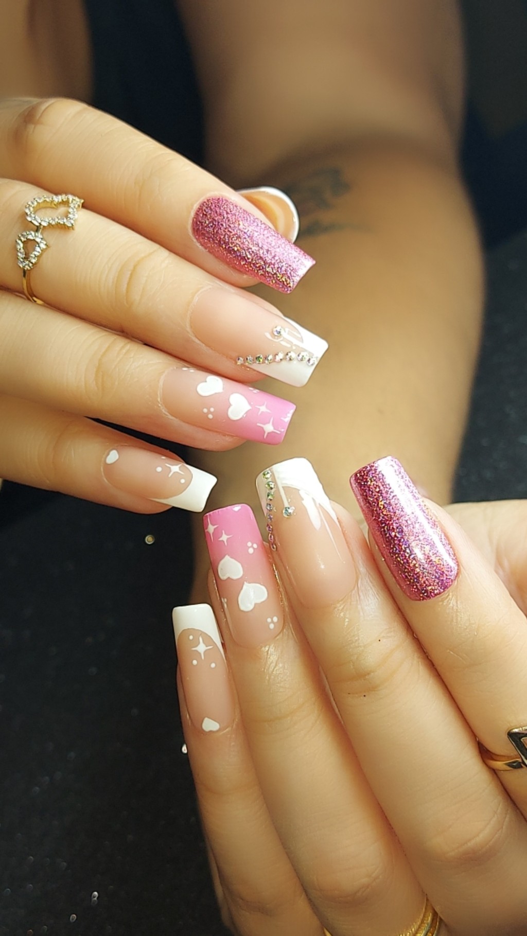 unhas postiças decoradas rosa com brilho e francesa