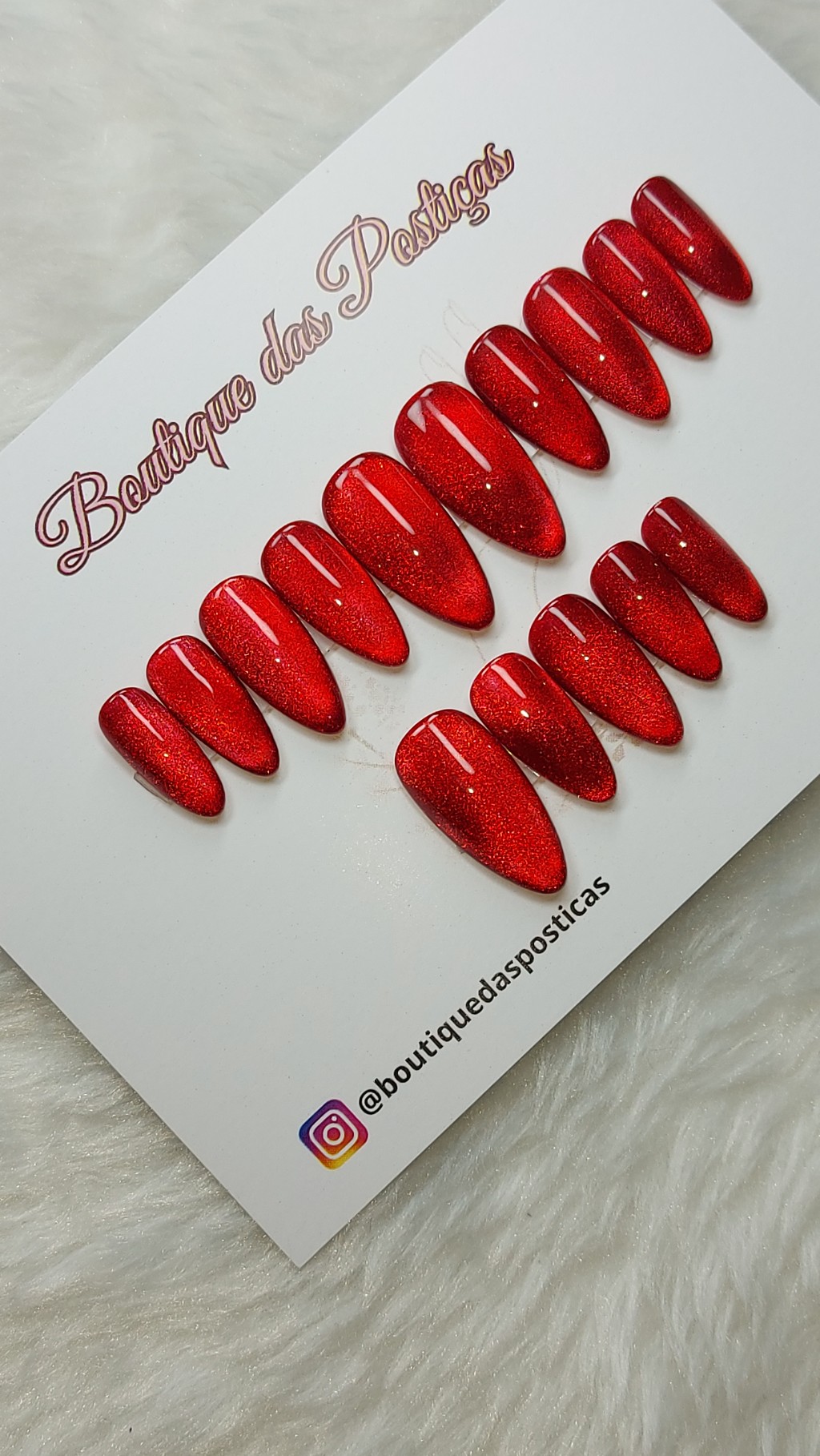 unhas posticas vermelhas com esmalte magnetico