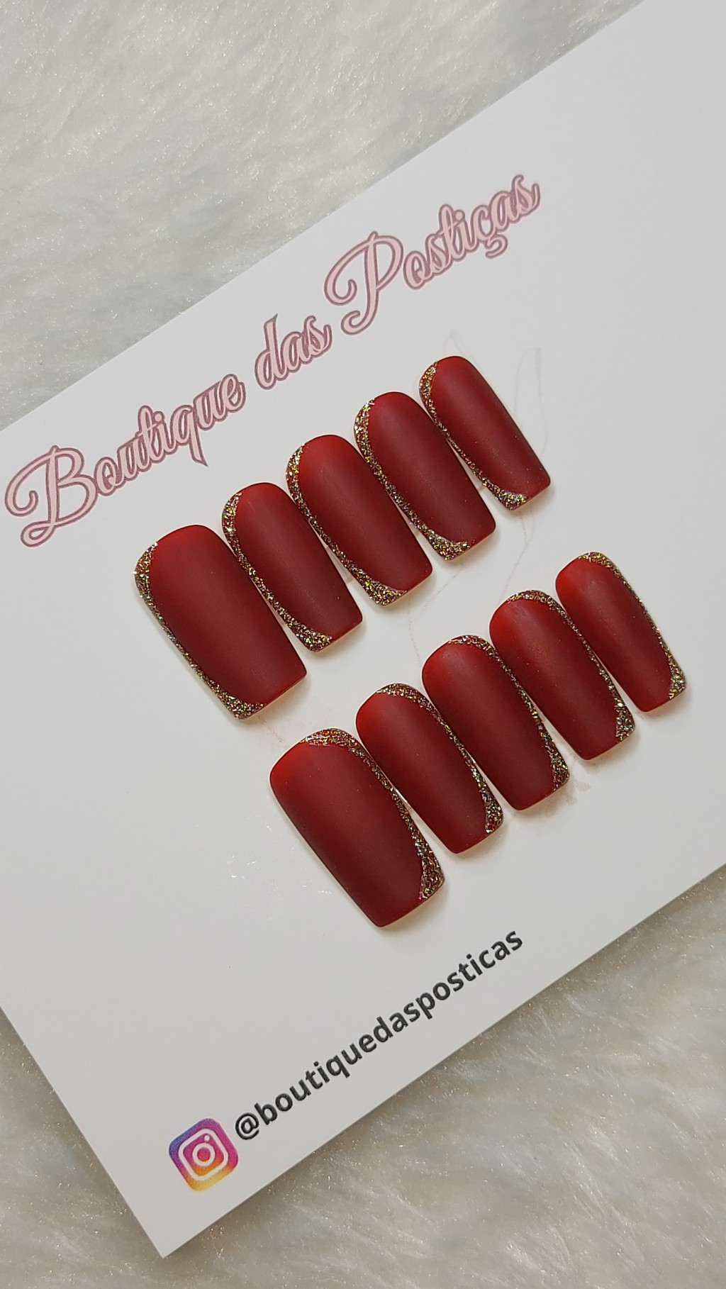 unhas posticas decoradas vermelhas com glitter dourado