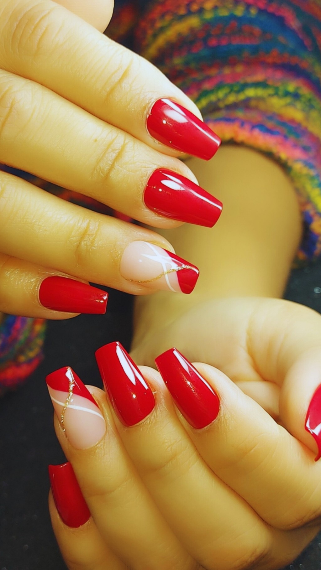 unhas posticas decoradas vermelhas com francesinha diagonal