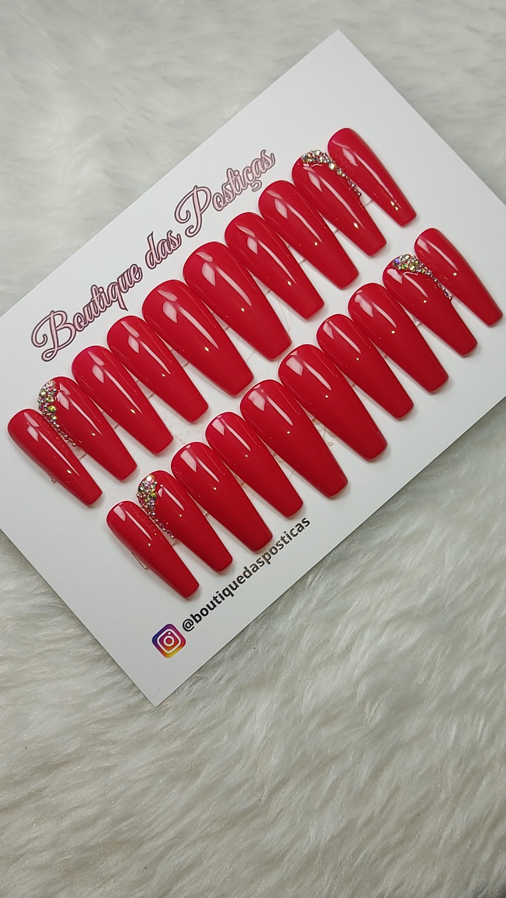 unhas posticas vermelhas com pedraria