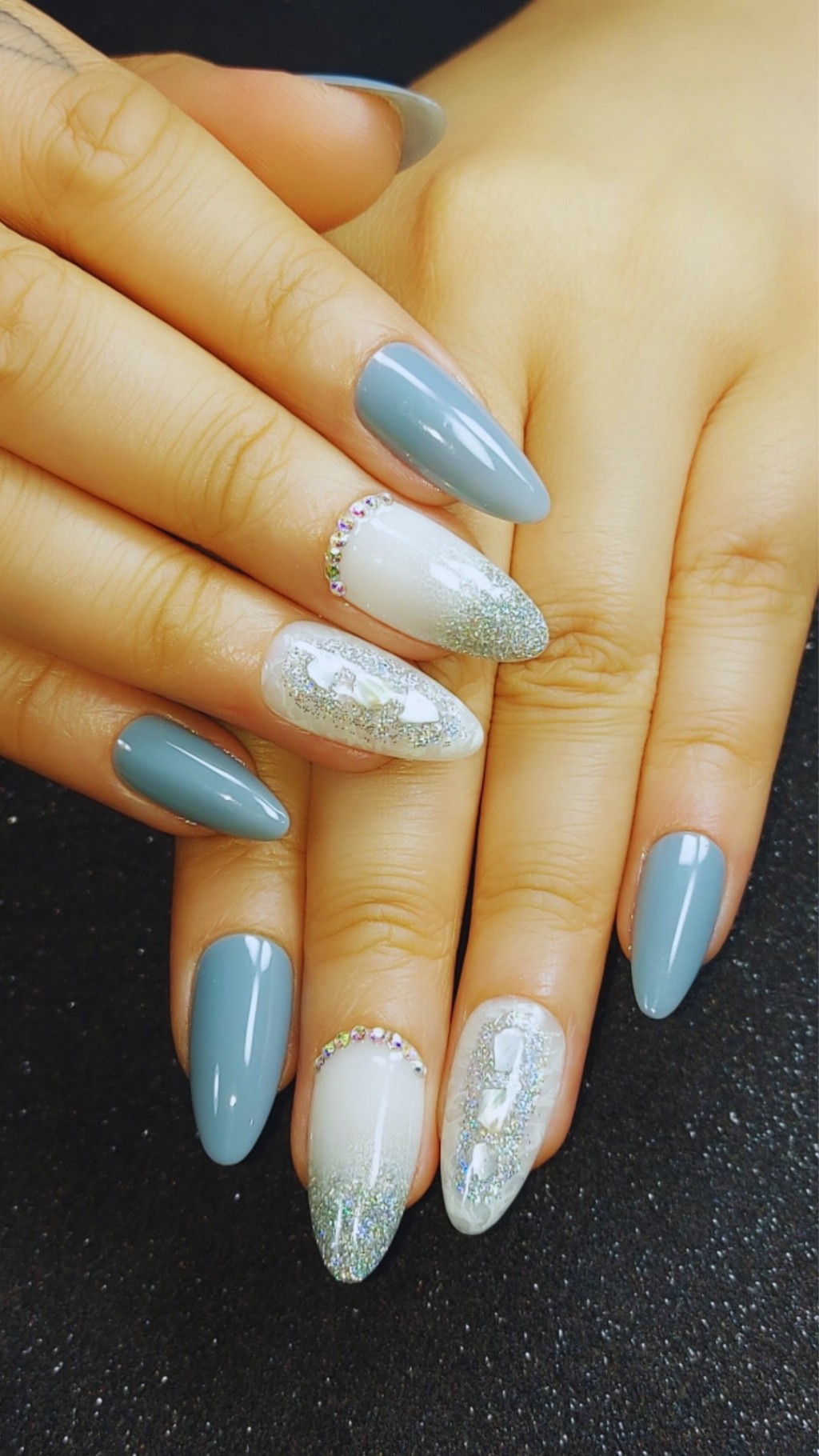unhas posticas decoradas cinza e prata