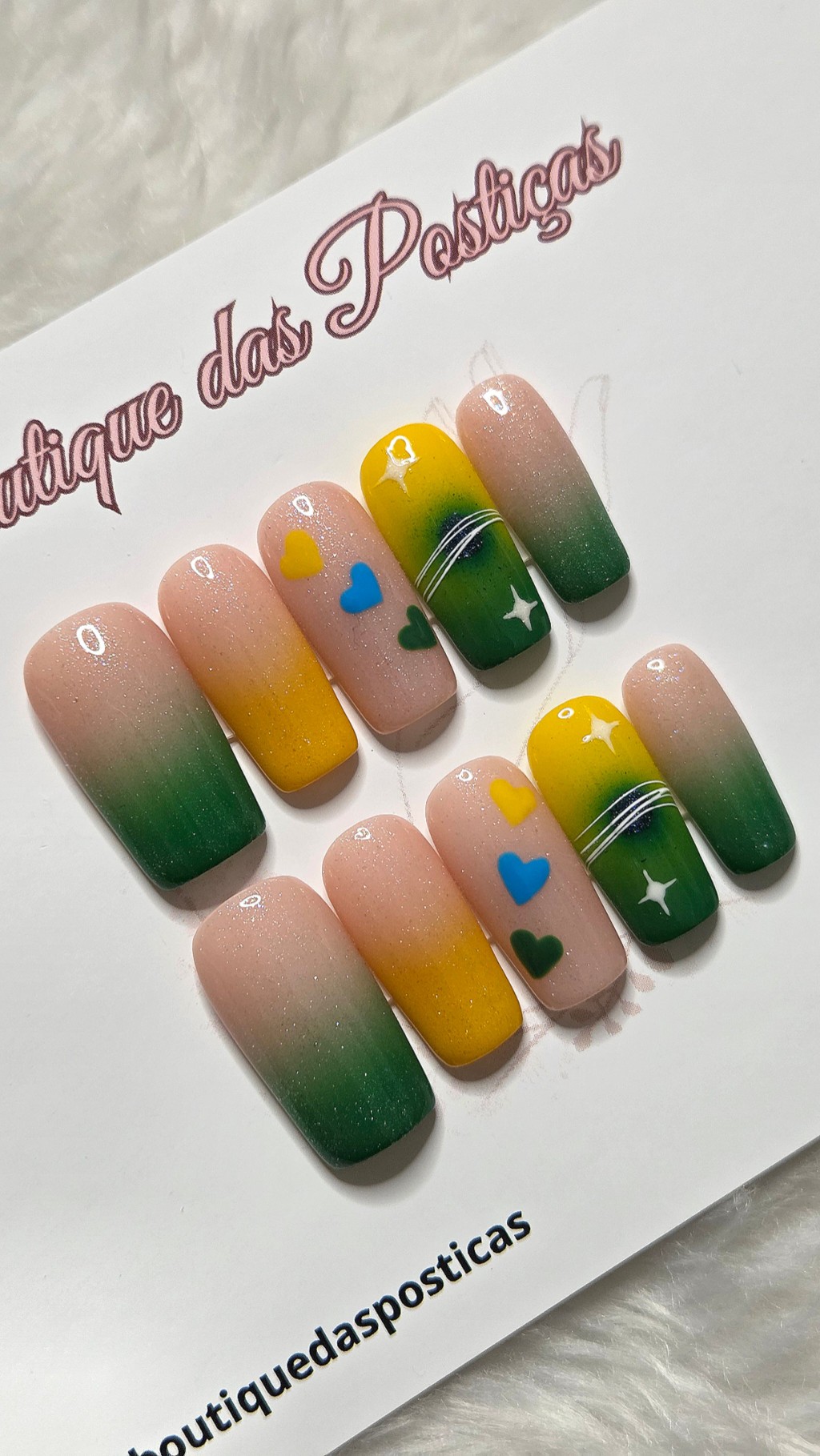 Unhas posti&ccedil;as decoradas para a Copa do Mundo em tons de verde e amarelo com efeito degrad&ecirc;, glitter delicado, cora&ccedil;&otilde;es coloridos e detalhes modernos feitos &agrave; m&atilde;o.