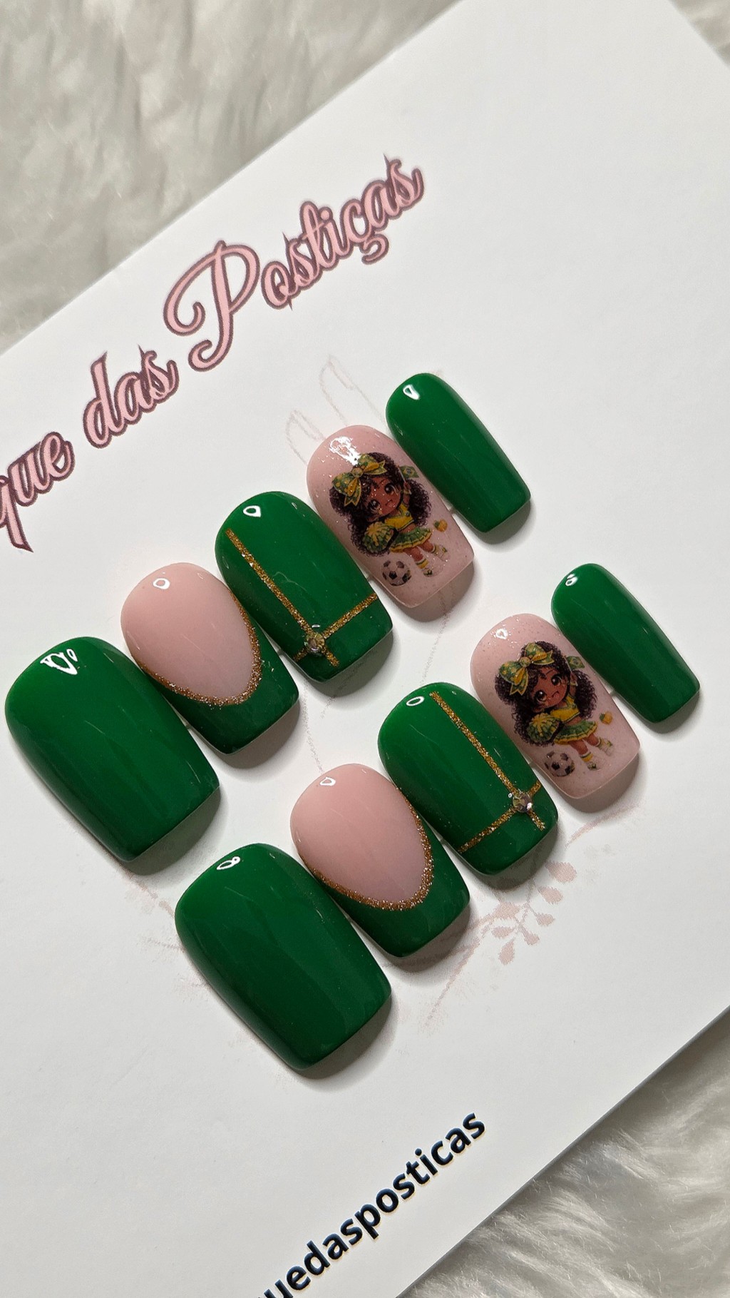 Kit de unhas posti&ccedil;as decoradas em verde e nude com detalhes dourados, pedraria e personagem delicada inspirada no Brasil.