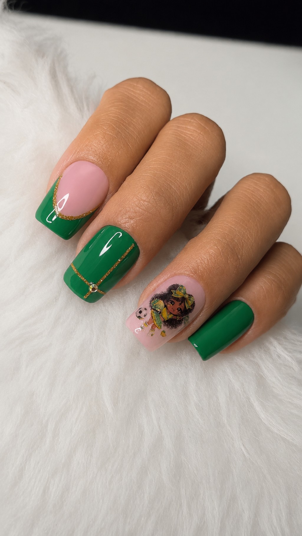 Unhas posti&ccedil;as decoradas em close com esmalta&ccedil;&atilde;o verde, detalhe nude com glitter dourado e nail art feminina inspirada na torcida brasileira.