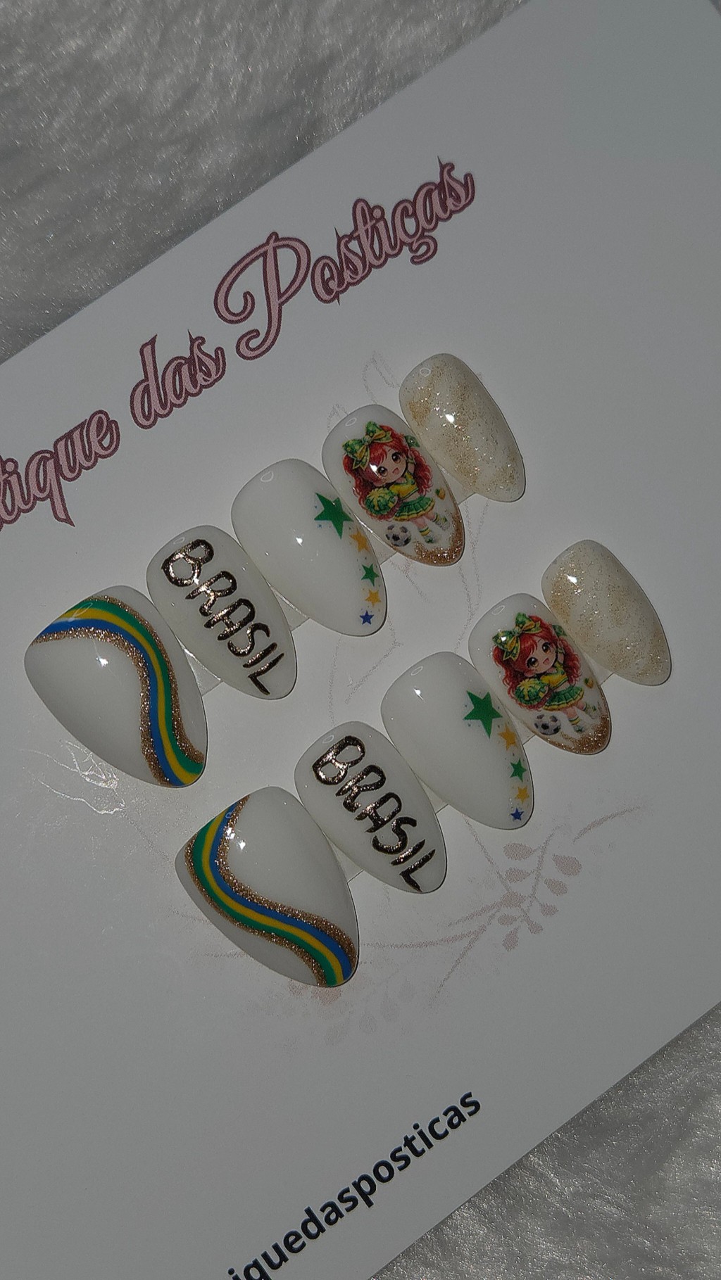 Kit de unhas posti&ccedil;as decoradas em branco com detalhes nas cores da bandeira do Brasil, glitter dourado, estrelas e personagem delicada tem&aacute;tica de torcida.
