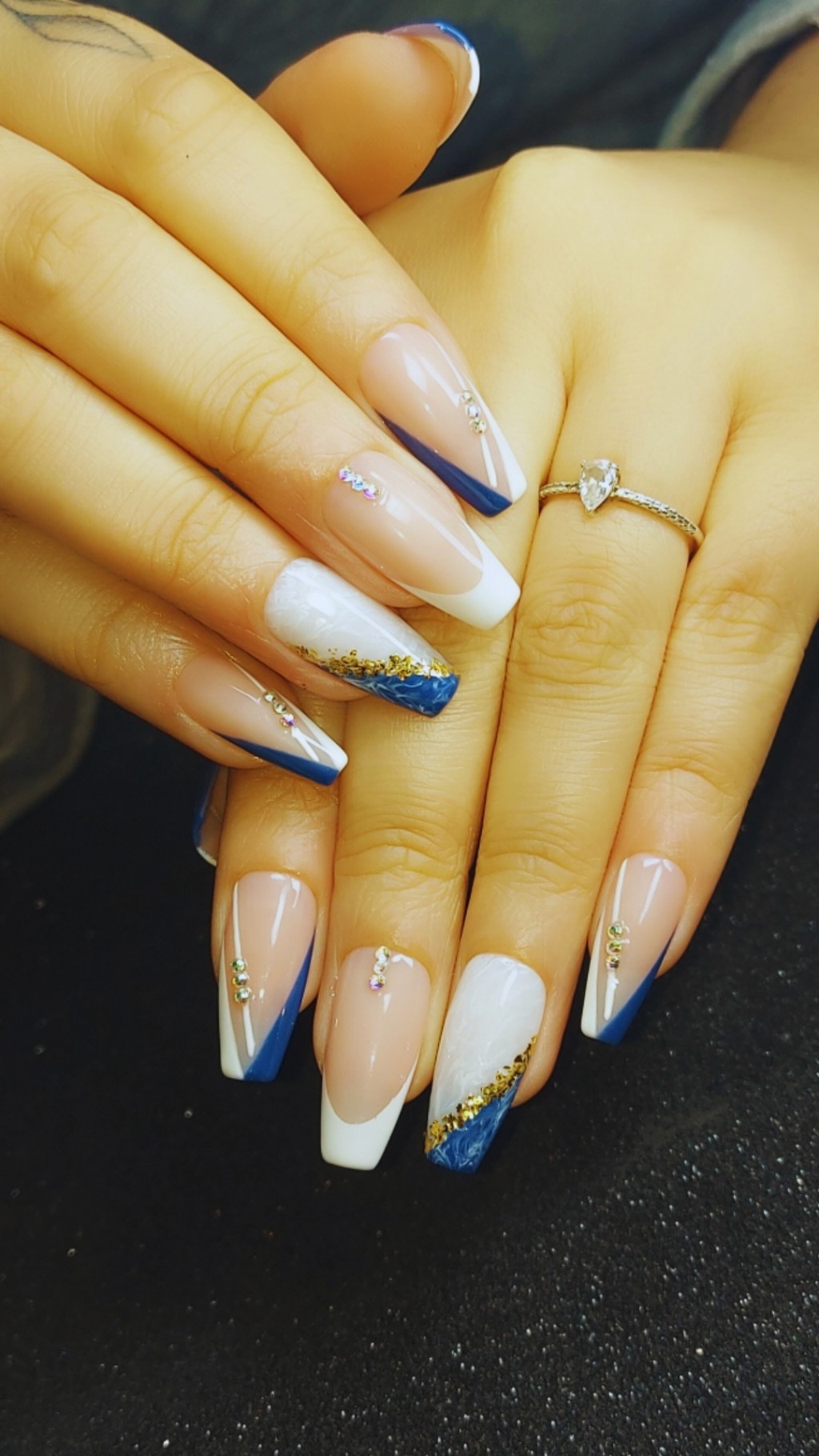 Unhas posti&ccedil;as decoradas francesinha azul aplicadas