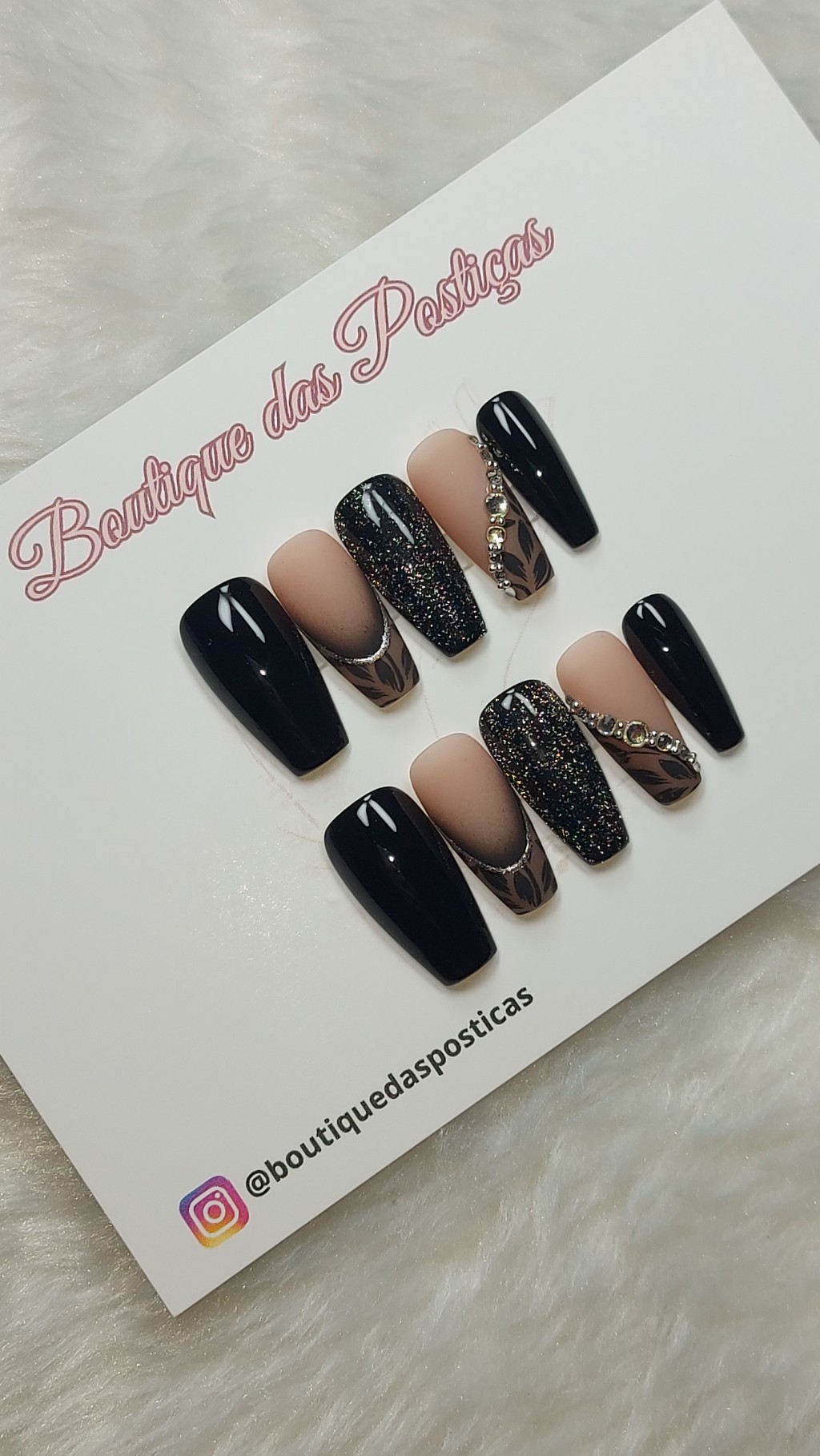Unhas posti&ccedil;as decoradas preta com glitter e pedraria