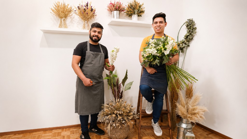 Equipo de Gardenia Florer&iacute;a Boutique trabajando en los primeros a&ntilde;os de la marca, preparando arreglos florales artesanales en el taller de Buenos Aires.