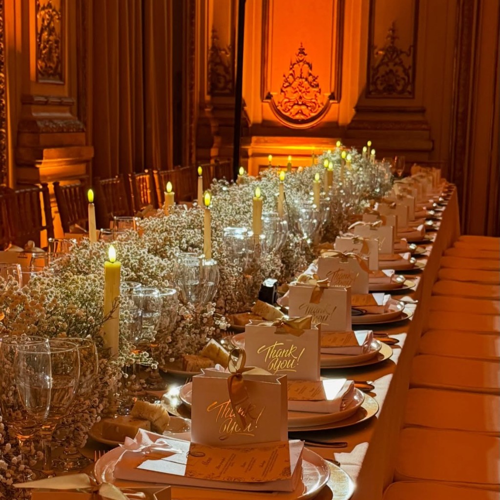 Ambientación floral para boda con mesa, flores y velas