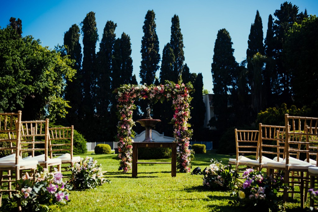 Decoración con flores de primavera en una mesa ambientada
