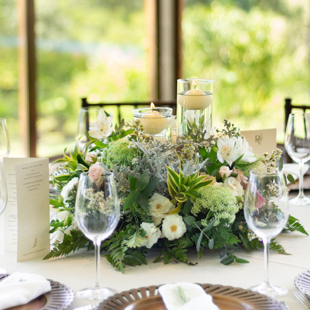 Centro de mesa con flores blancas para Iom Kipur