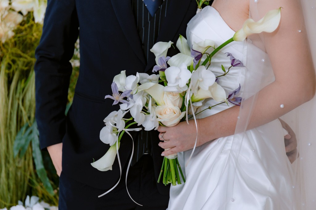 Bouquet de novia con flores frescas en tonos claros y follajes suaves