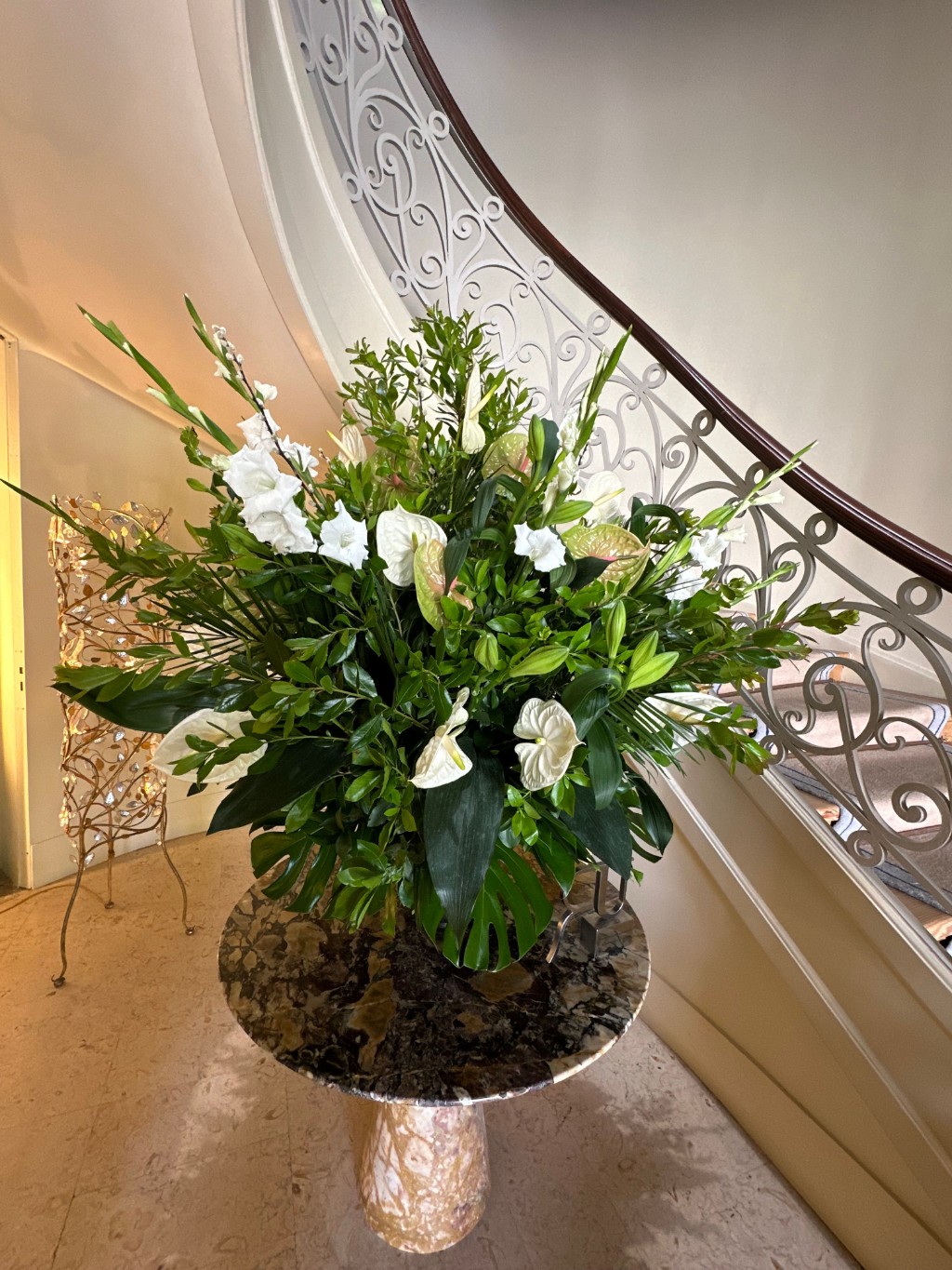 Ambientación floral profesional en hotel con arreglos elegantes en lobby