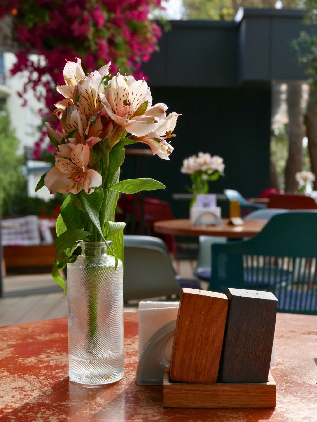 Diseño floral para restaurante y espacio corporativo con flores frescas