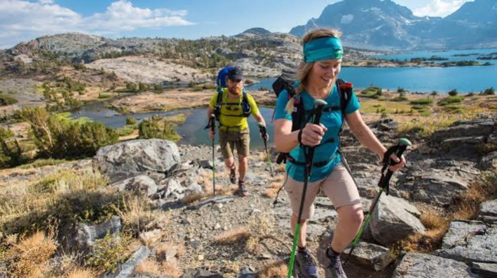 Uso de bastones de trekking en sendero