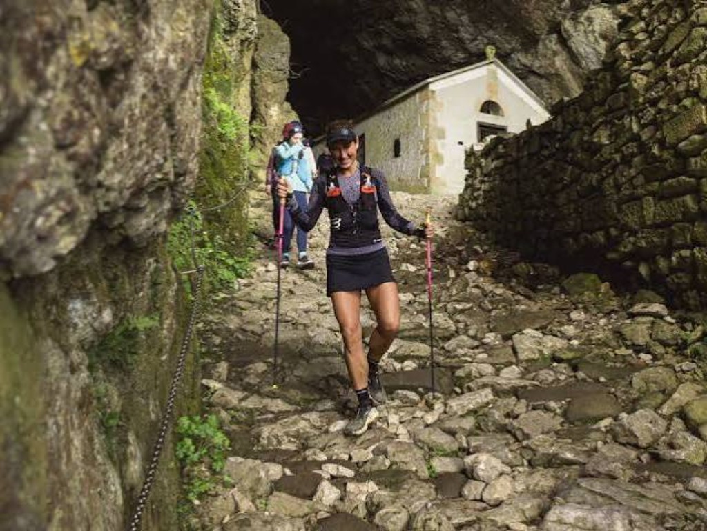 Uso de bastones en bajada