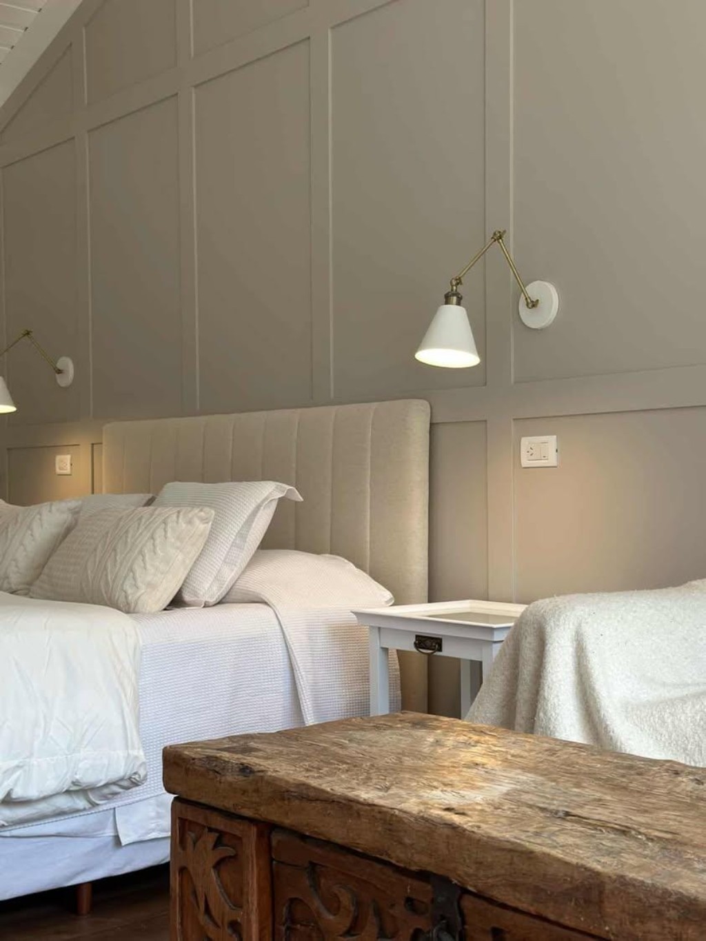 Aplique de pared en dormitorio con iluminación cálida