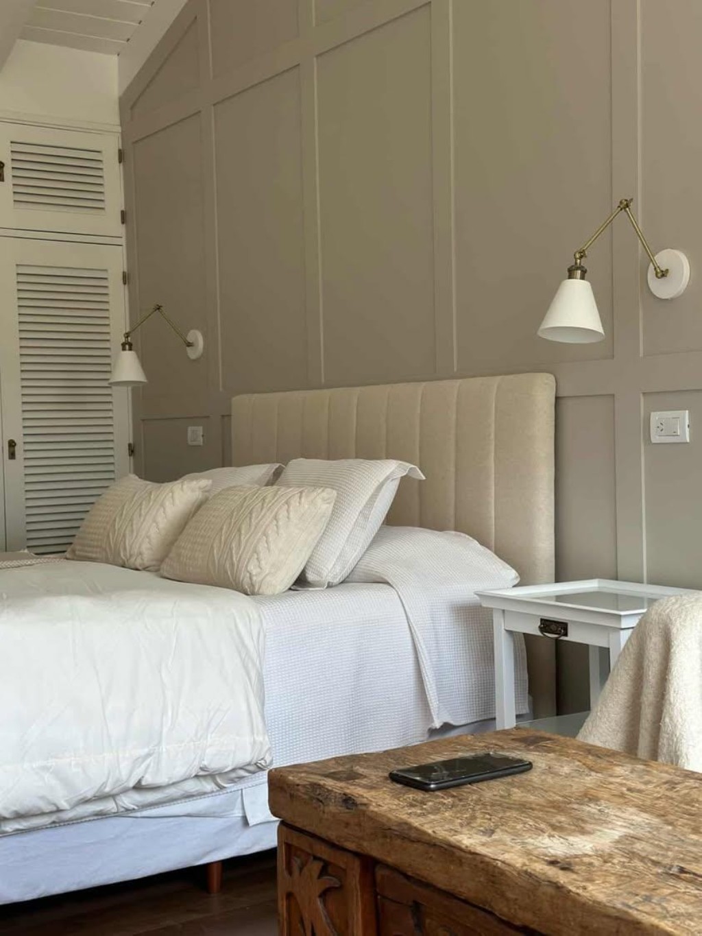 Aplique de pared en dormitorio con iluminación cálida