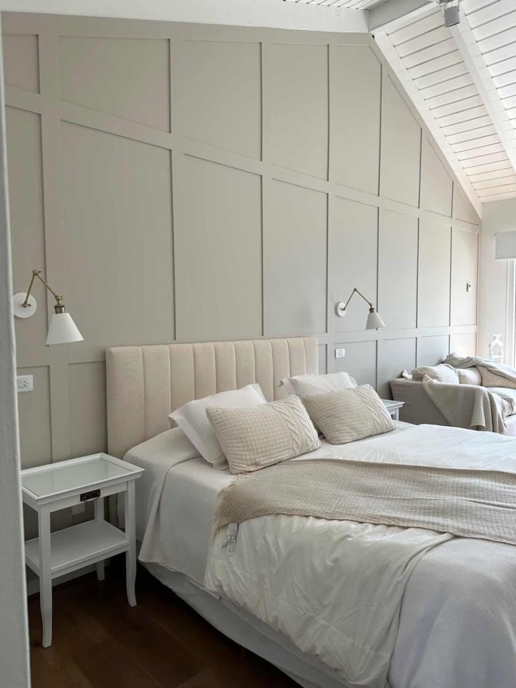 Aplique de pared en dormitorio con iluminaci&oacute;n c&aacute;lida
