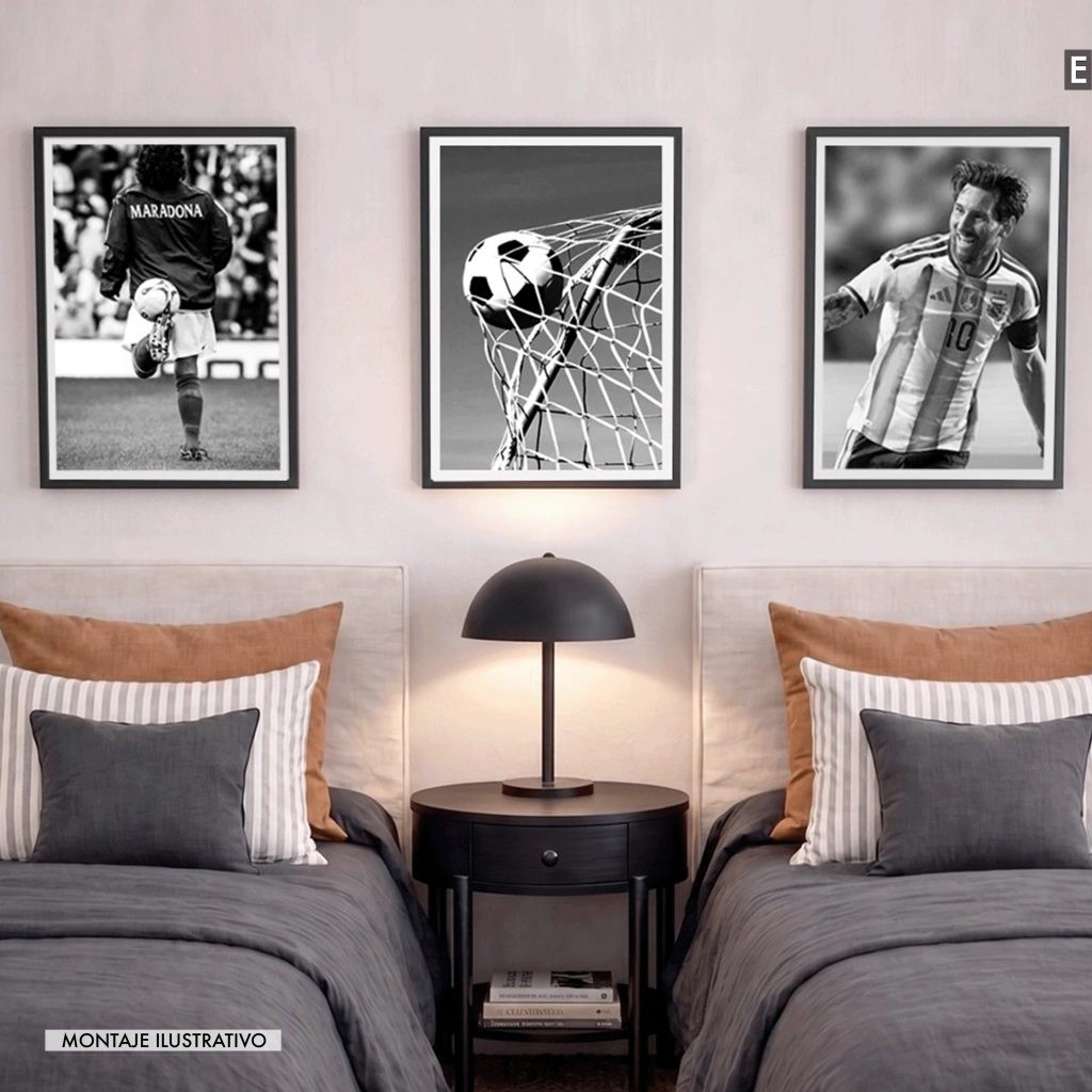 Tr&iacute;o de cuadros de f&uacute;tbol en blanco y negro colgado arriba de dos camas