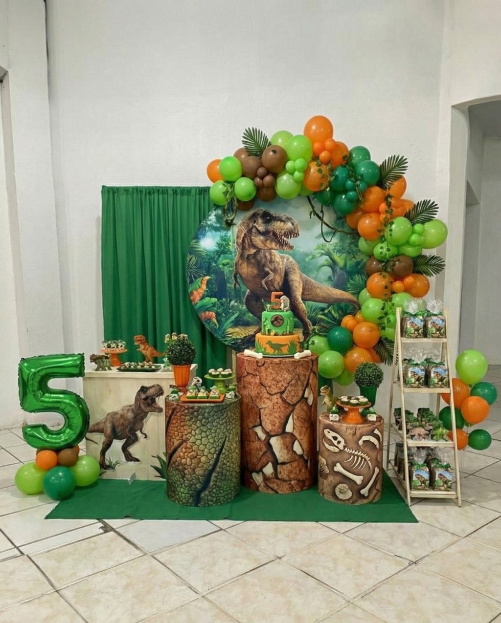 Decoraci&oacute;n de fiesta tem&aacute;tica de dinosaurios. La decoraci&oacute;n incluye 1 circular y 3 cilindros con la tem&aacute;tica de dinosaurios