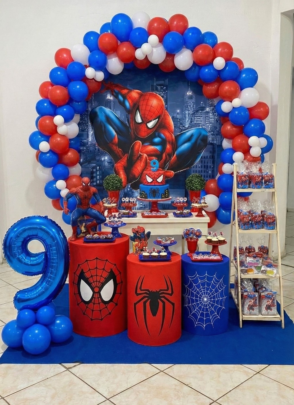 Decoraci&oacute;n de fiestas spider-man. Con globos, 3 cilindros y 1 circular