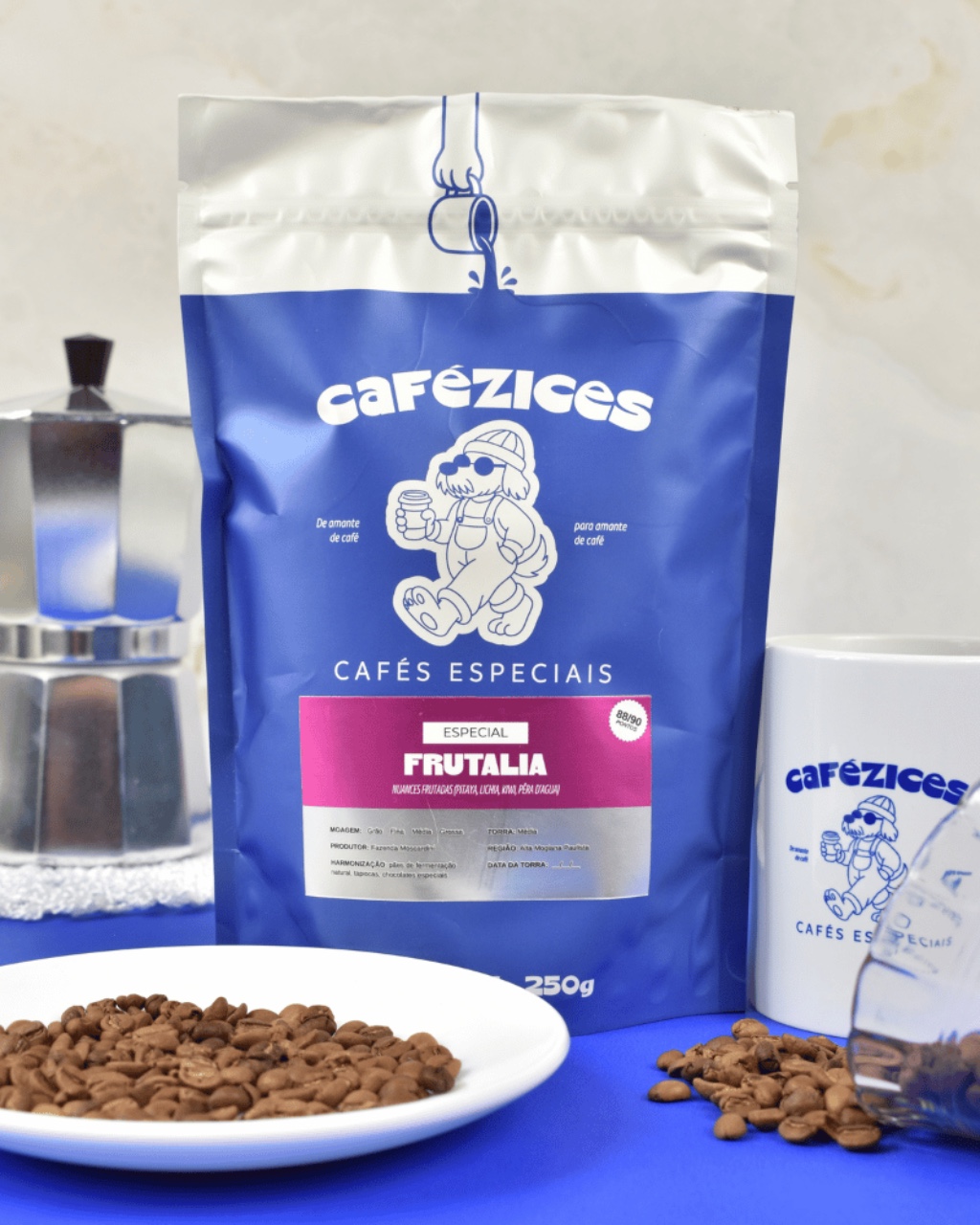 Pacote do caf&eacute; especial fermentado Frut&aacute;lia da Caf&eacute;zices com cafeteira italiana e gr&atilde;os torrados