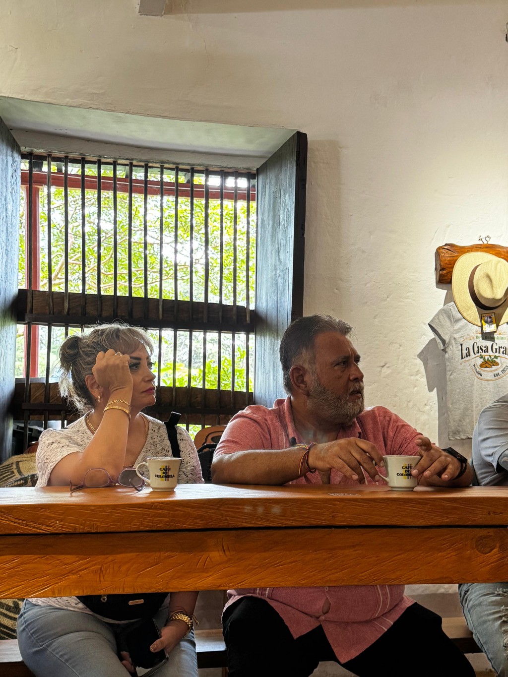 Turistas conociento Fincas cafeteras en Colombia