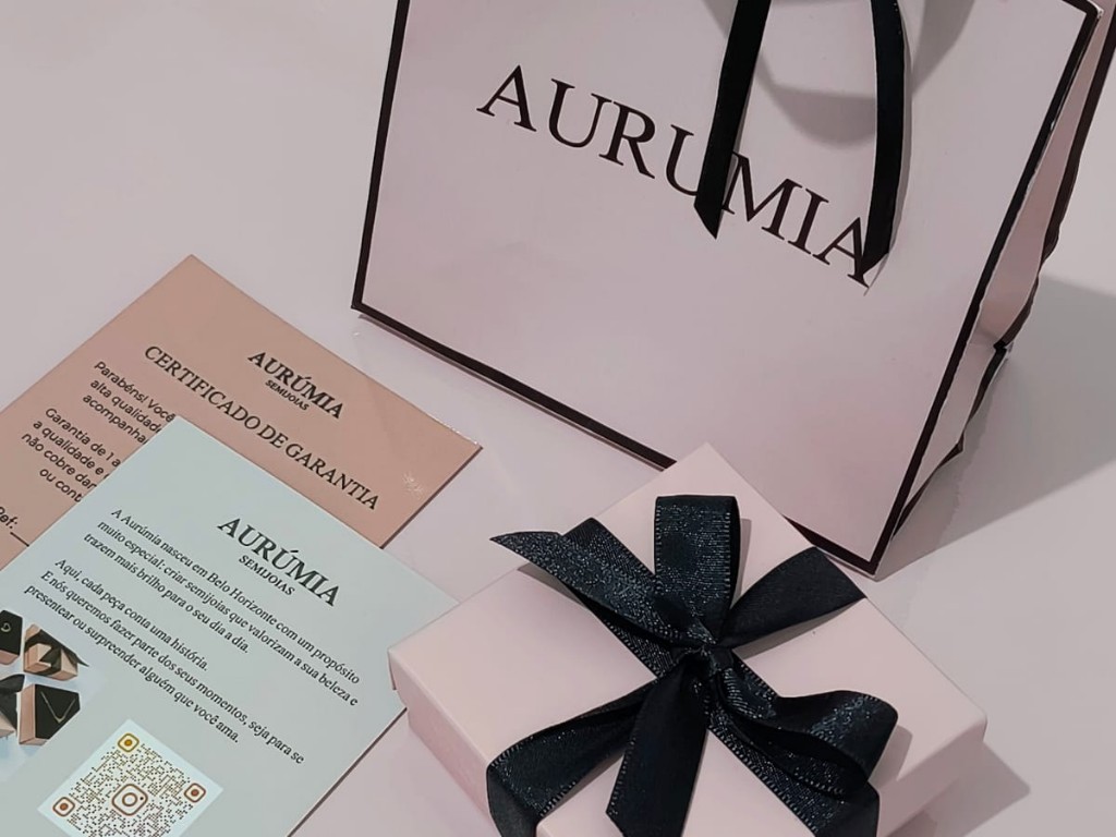 Embalagem presenteável da Aurúmia Semijoias com caixa, sacola e certificado de garantia.