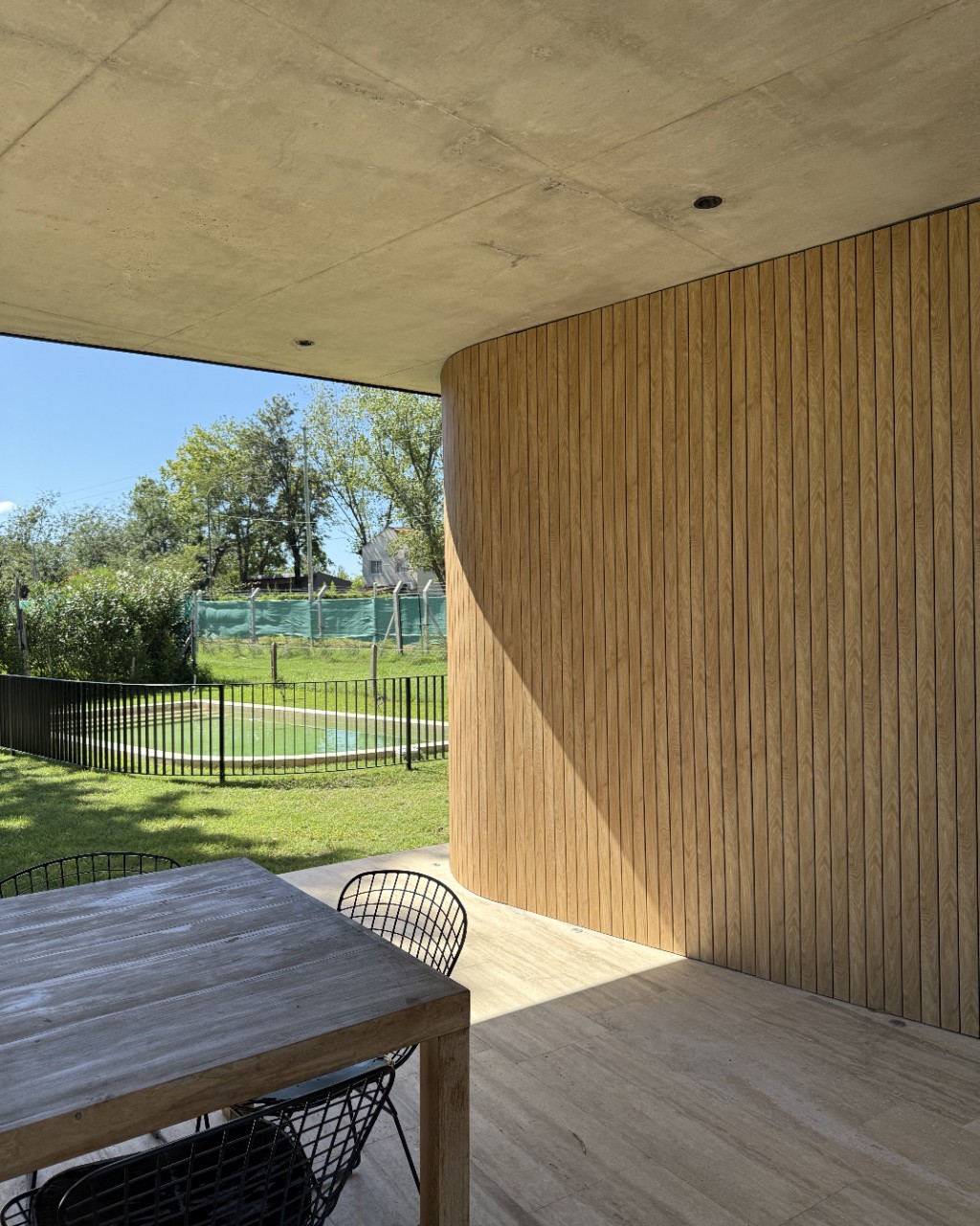 Fachada revestida con tableado de PVC de Comercial FL