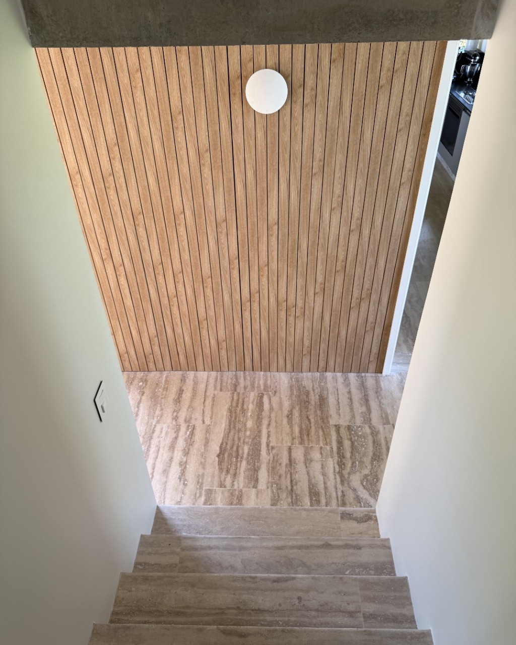 Pared Interior revestida con Tableado de PVC de Comercial FL