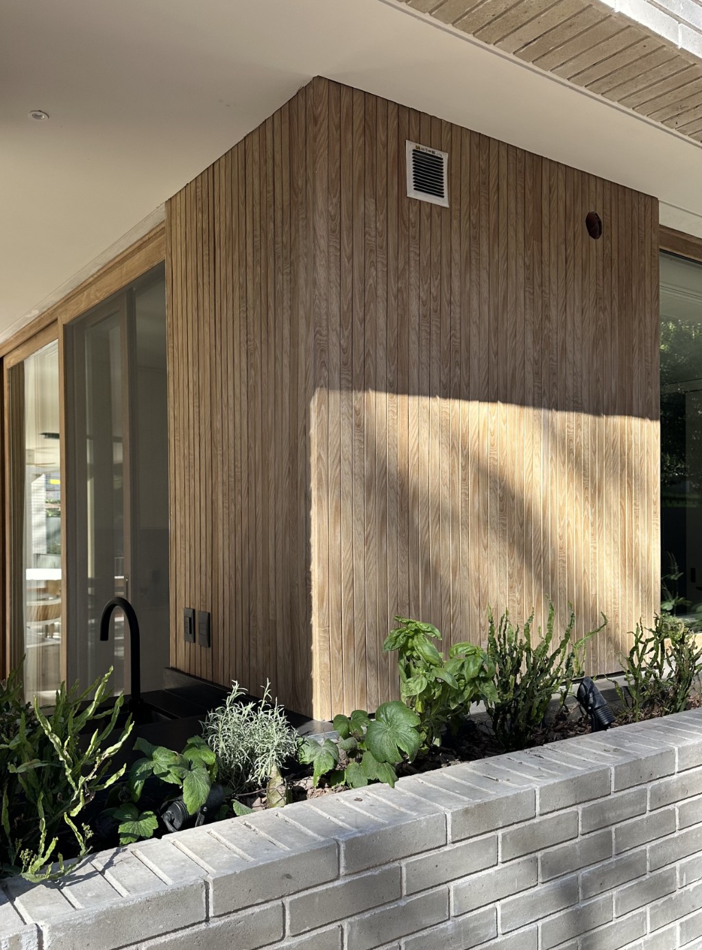 Fachada revestida con Tableado de PVC por la empresa Comercial FL