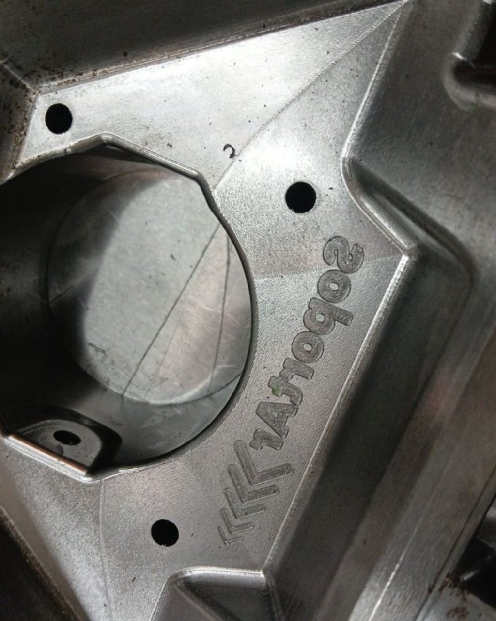 Matriz met&aacute;lica de inyecci&oacute;n para fabricar el adaptador Starlink V4 SoportAr SPL-PY1-V4, con logotipo grabado.