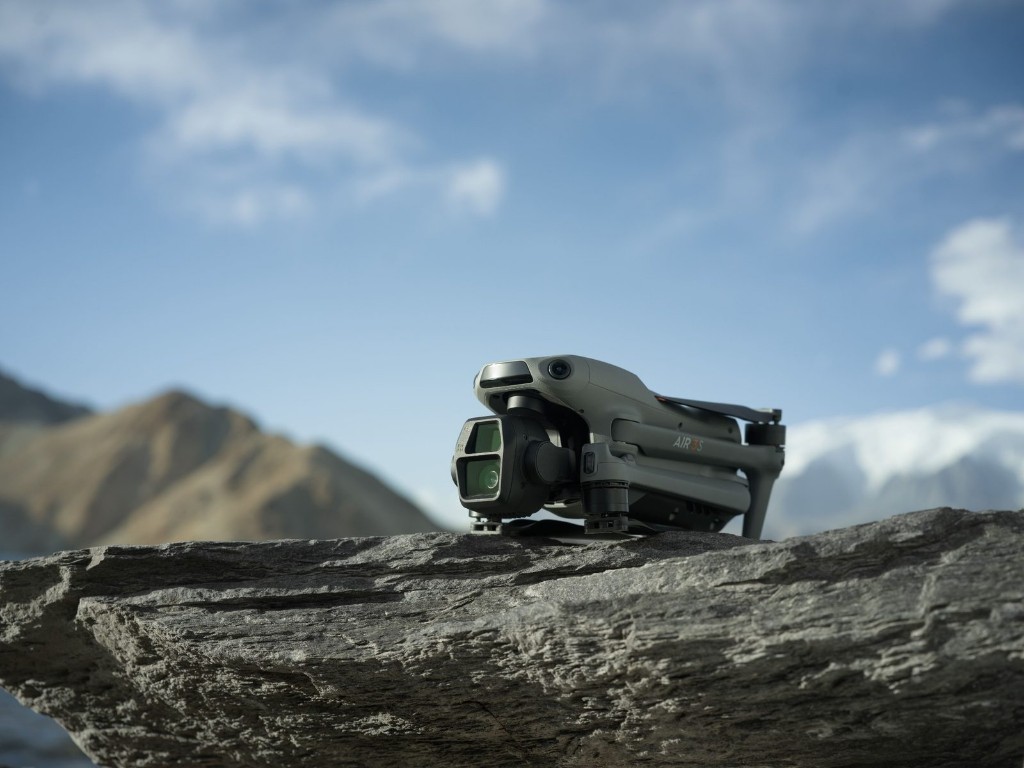Drone DJI compacto apoyado sobre una superficie exterior