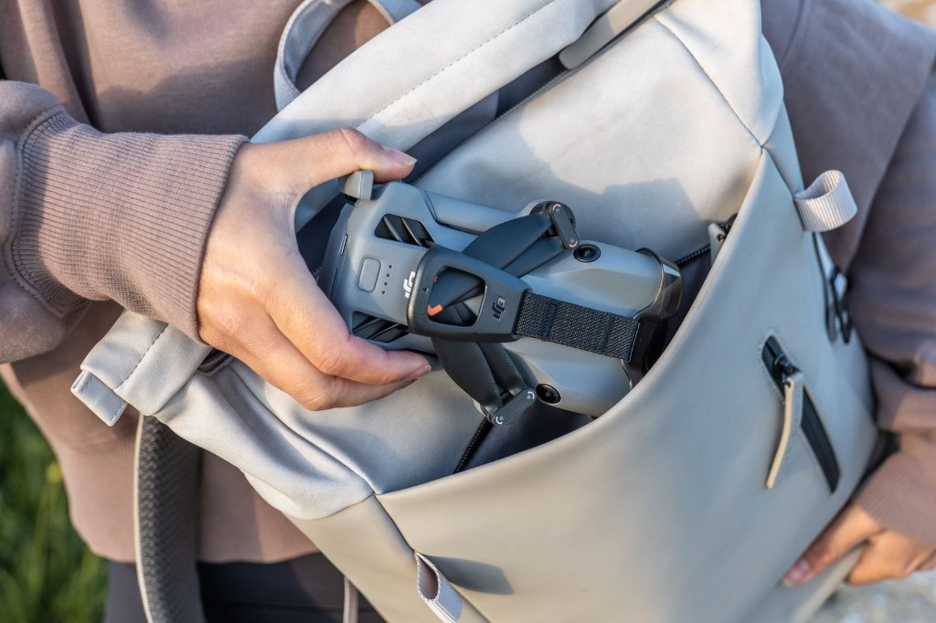 Drone DJI compacto guardado en una mochila para transportarlo