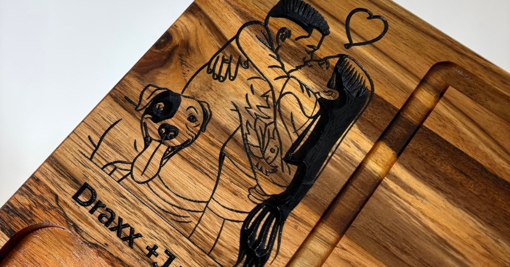 t&aacute;bua de churrasco personalizada em madeira nobre com ilustra&ccedil;&atilde;o gravada de casal e cachorro