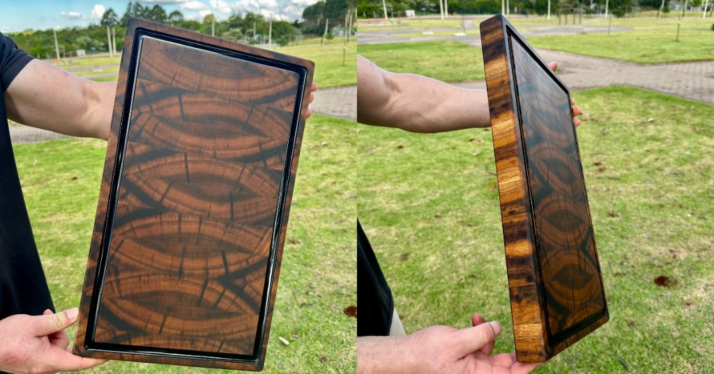 T&aacute;bua end grain sendo segurada com as m&atilde;os, mostrando o topo das fibras da madeira e a espessura da pe&ccedil;a em vista lateral.