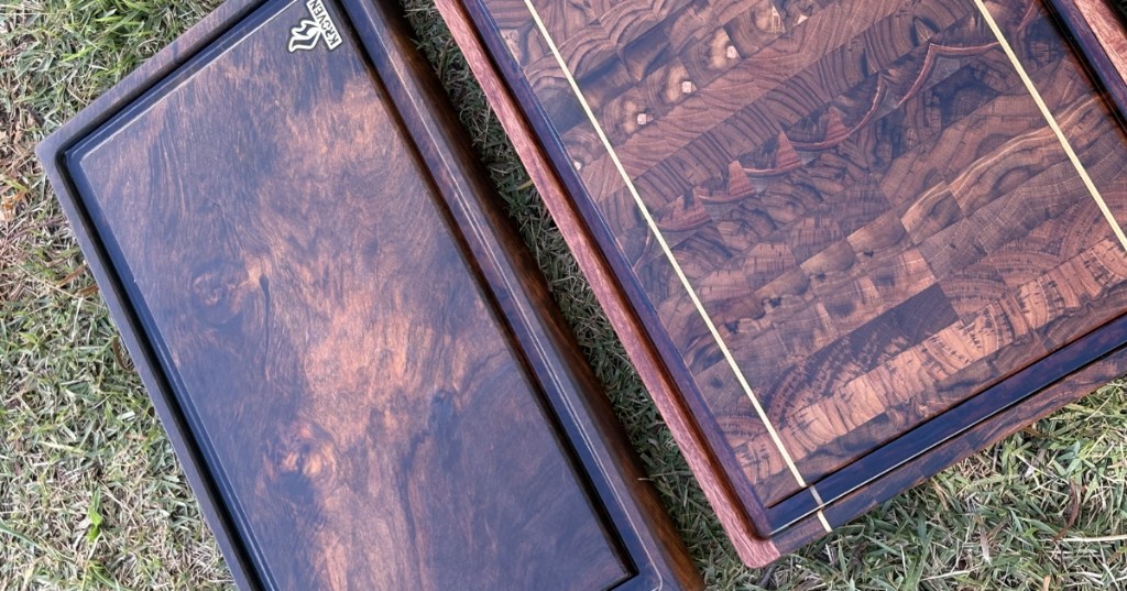 Detalhe das fibras complexas e n&oacute;s de uma pe&ccedil;a em madeira nobre Burl da Kroven.