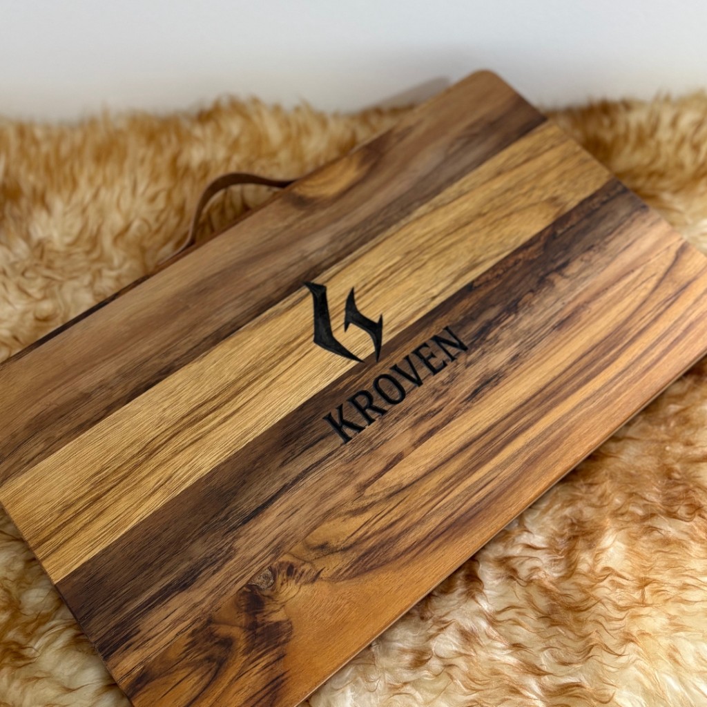 Detalhe das fibras de uma t&aacute;bua de churrasco Kroven em madeira de lei com acabamento at&oacute;xico.