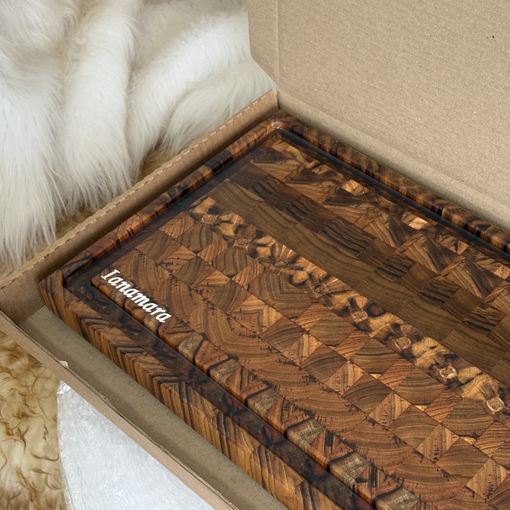 T&aacute;bua de churrasco Kroven em madeira de topo (end grain) com acabamento luxuoso sobre bancada de granito.