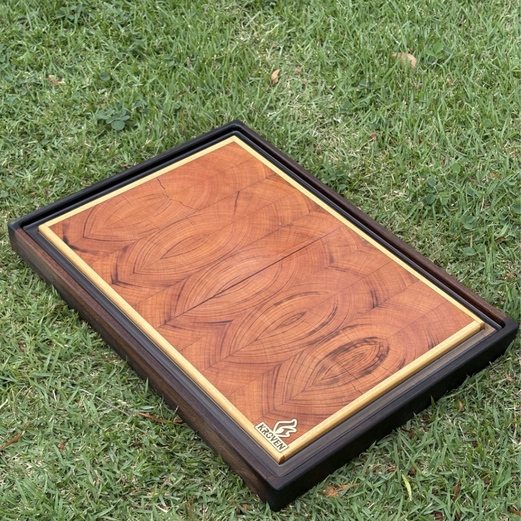 Tábua de corte end grain de madeira de topo usada para churrasco preservando o fio da faca