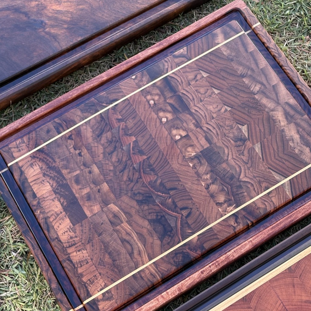 T&aacute;bua de end grain Kroven sobre bancada de espa&ccedil;o gourmet sofisticado