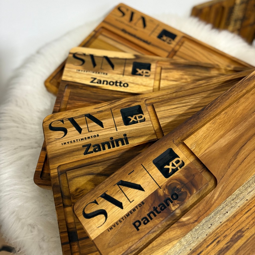 t&aacute;bua de churrasco personalizada em madeira utilizada como brinde de imobili&aacute;ria de alto padr&atilde;o