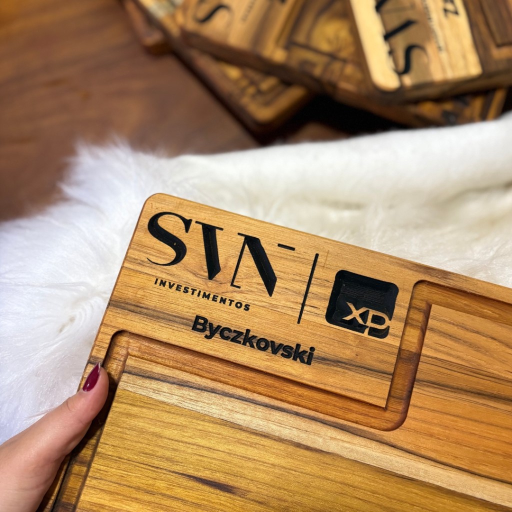 brinde imobiliário premium com tábua de churrasco personalizada em madeira
