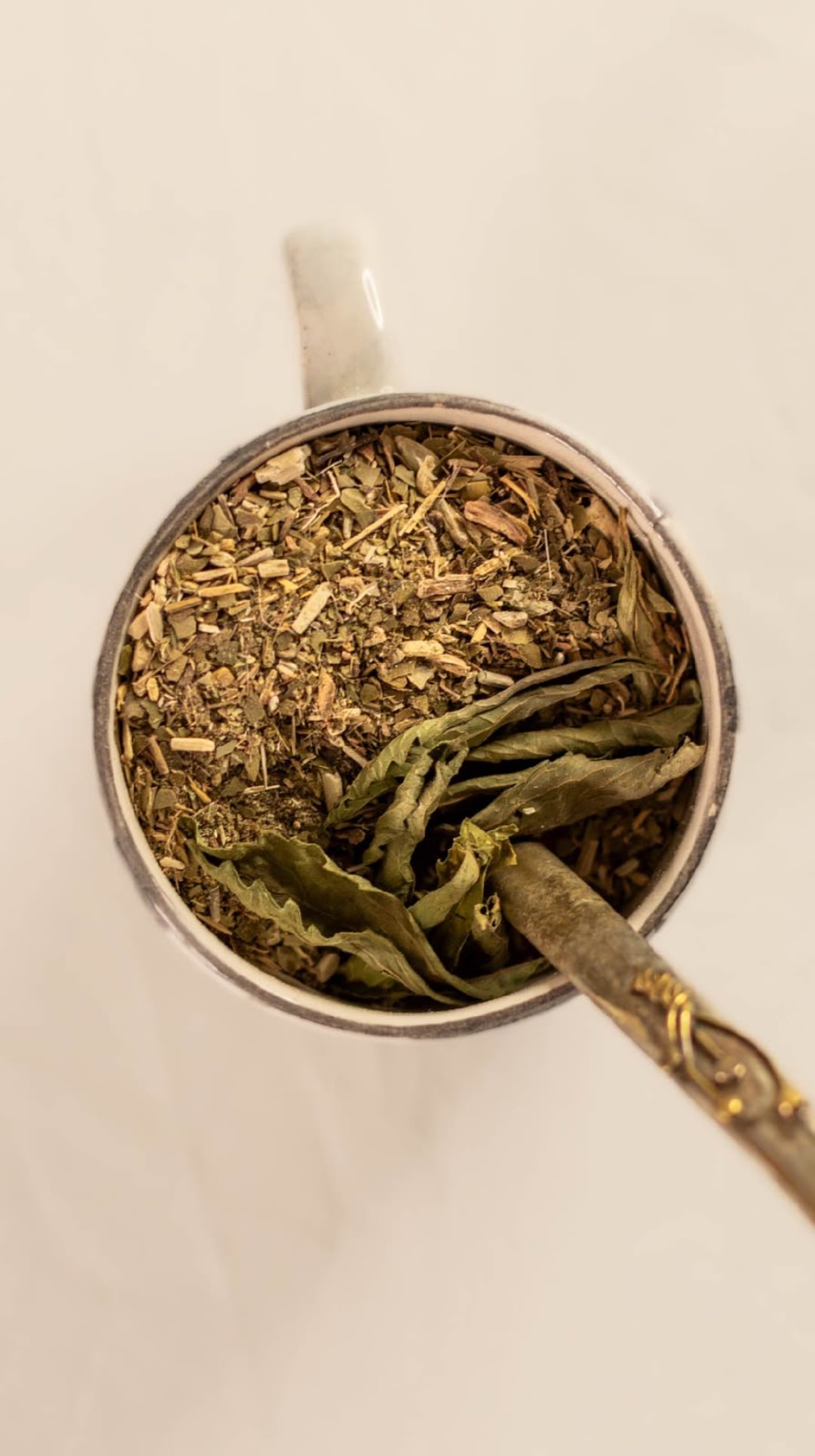 Terer&eacute; con yerba mate y hojas de stevia natural, visto desde arriba