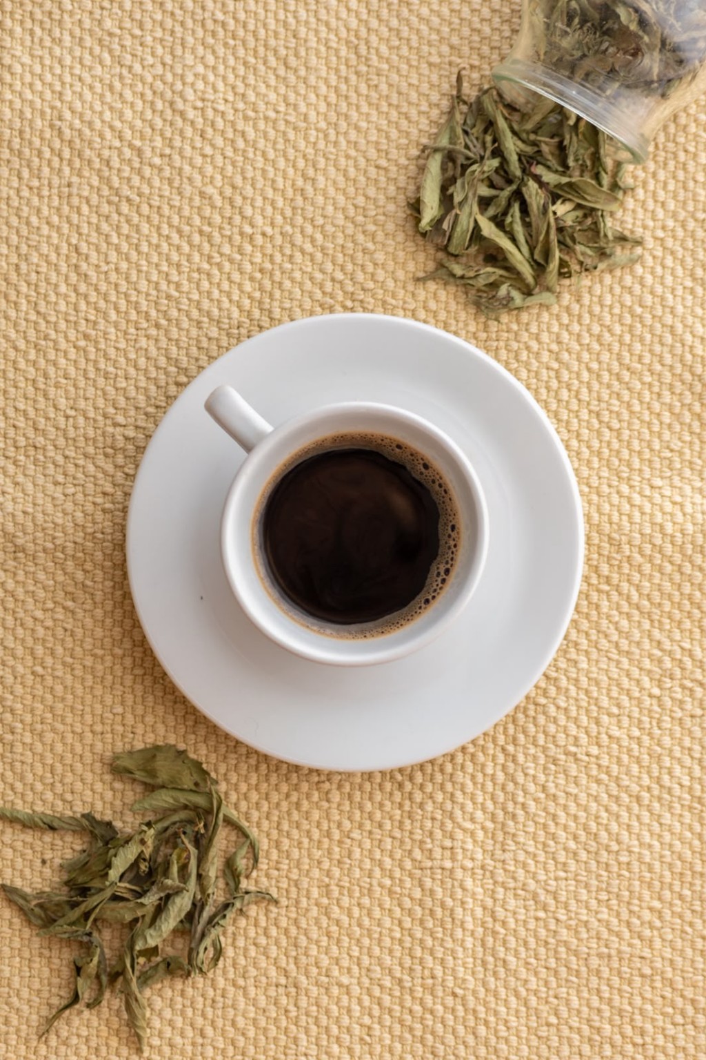 Taza de caf&eacute; con hojas de stevia natural secas alrededor