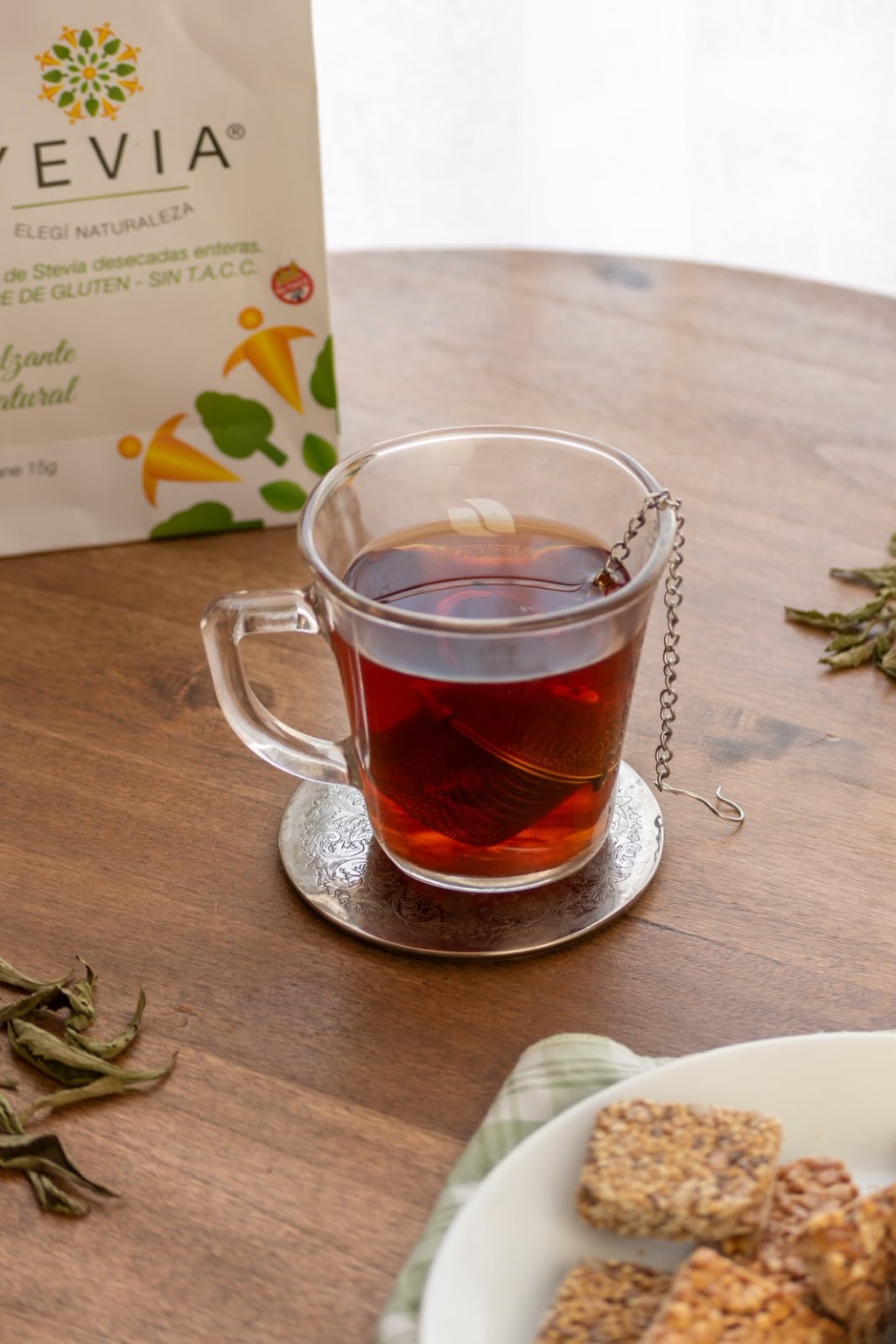 Taza de t&eacute; endulzada con hojas de stevia natural YEVIA