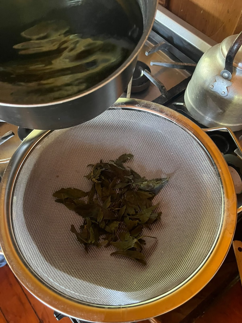 Colando las hojas de stevia para hacer el jarabe casero